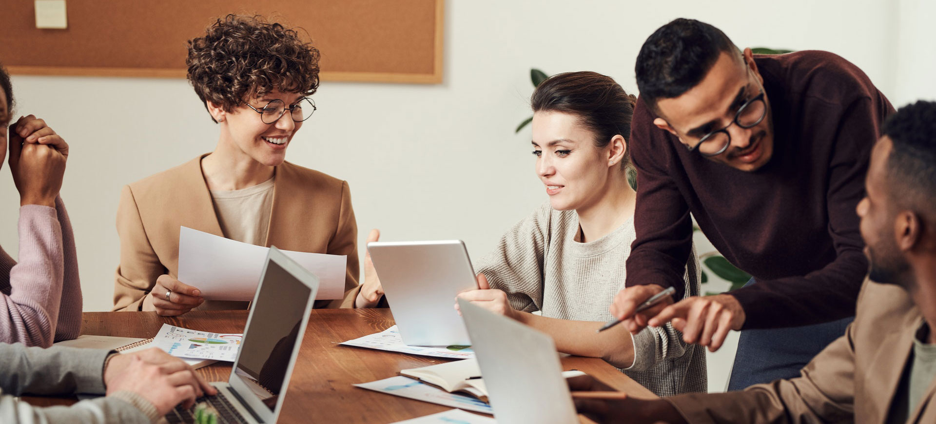Équipe LinkedU collaborant dans un bureau, illustrant notre expertise et esprit d’équipe.
