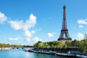 Tour Eiffel à Paris : symbole des études en France pour étudiants internationaux | LinkedU